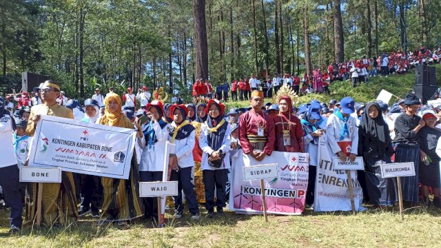 Ribuan peserta yang terdiri dari anggota PMR dan relawan PMI se-Sulawesi Selatan hadir pada pelaksanaan Jumbara PMR ke-IX Tingkat Sulawesi Selatan, di Kota Malino, Kecamatan Tinggimoncong, Sabtu (13/05). (Chaerani/Republiknews.co.id)