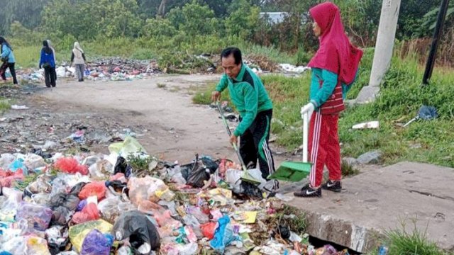 DLH Kabupaten Kotawaringin Timur kerja bakti di Area Terowongan Nur Mentaya. (Istimewa)