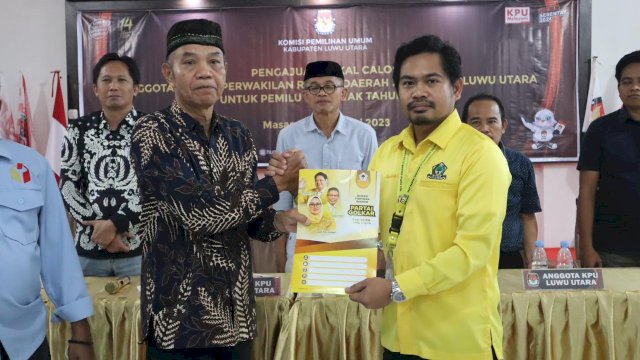 Sekretaris DPD II Golkar Luwu Utara Amrillah To Dewi menyerahkan berkas 35 Bacaleg ke Ketua KPU Luwu Utara. Minggu (14/05/2023)