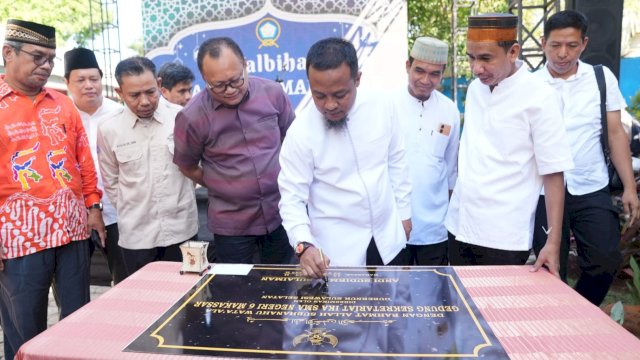 Gubernur Sulsel Andi Sudirman Sulaiman, menandatangani Prasasti Peresmian Gedung Sekretariat IKA SMAN 6 Makassar, Sabtu (13/05/2023). (Istimewa)