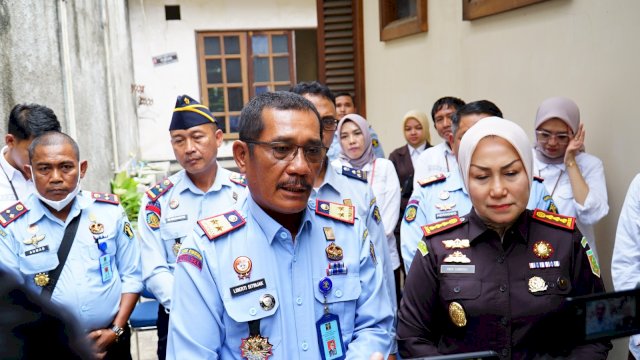 Kanwil Kemenkumham Sulsel Liberti Sitinjak saat memberikan keterangan kepada media, Senin (15/05). (Dok. Humas Kanwil Kemenkumham Sulsel)