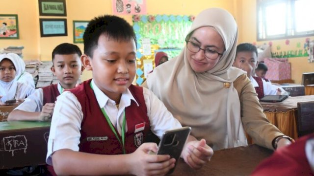 Bupati Luwu Utara, Indah Putri Indriani saat meninjau pelaksanaan UAS di UPT SD Negeri 097 Kattokoan. Senin (15/05/2023). (Ist)