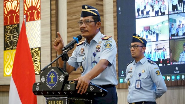 Kakanwil Kemenkumham Sulsel Liberti Sitinjak saat memimpin Apel Pagi Serentak Pegawai Kanwil Kemenkumham secara daring yang dipusatkan di Aula Kanwil Kemenkumham Sulsel, Selasa, (16/05). (Dok. Humas Kanwil Kemenkumham Sulsel)