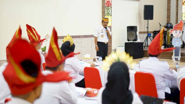 Kakanwil Kemenkumham Sulsel Liberti Sitinjak saat memberikan sambutan pada Desk Evaluasi Pembangunan ZI menuju WBBM oleh TPI Inspektorat Jenderal Kementerian Hukum dan HAM, di Aula Kanwil Kemenkumham Sulsel, Rabu (17/05/2023). (Dok Humas Kanwil Kemenkumham Sulsel)