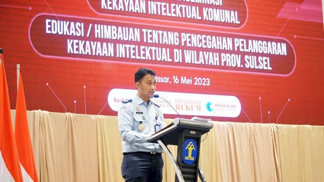 Kepala Divisi Pelayanan Hukum dan HAM Hernadi saat memberikan sambutan pada Sosialisasi Desiminasi Tentang Kekayaan Intelektual (KI) Komunal, di Hotel Claro Makassar, kemarin. (Dok. Humas Kanwil Kemenkumham Sulsel)
