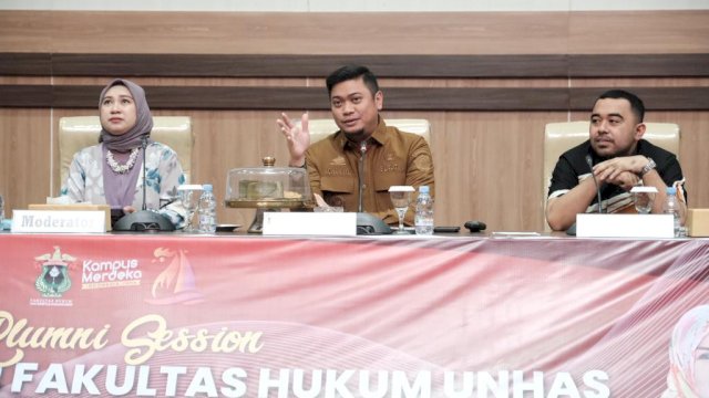 Bupati Gowa Adnan Purichta Ichsan saat menjadi narasumber pada Alumni Session "Kiprah Alumni Fakultas Hukum Unhas", di Baruga Prof Dr H Baharuddin Lopa, SH, kemarin. (Dok. Humas Gowa)
