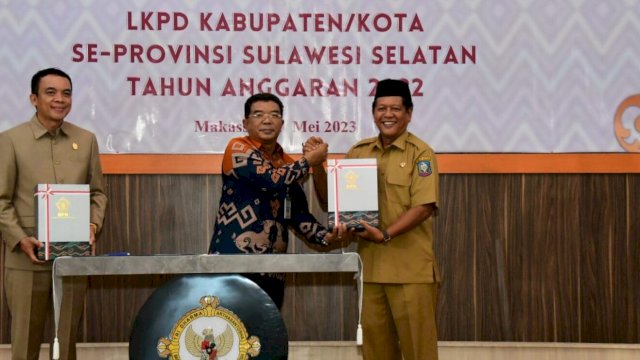 Ket : Bupati Soppeng, Andi Kaswadi Razak serah terima laporan hasil pemeriksaan atas laporan keuangan Pemerintah Daerah (LKPD) tahun anggaran 2022 (istimewa)