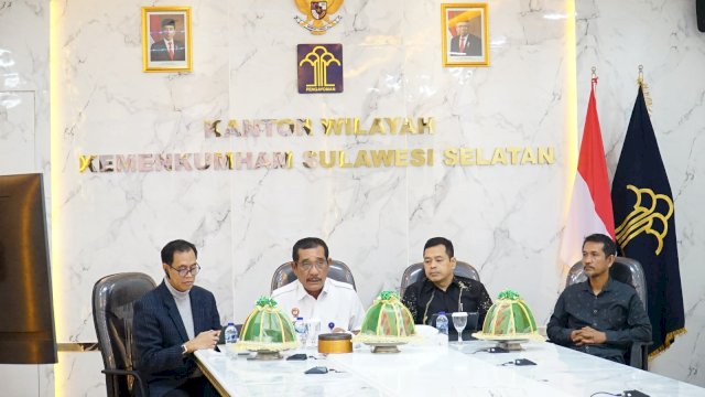 Kakanwil Kemenkumham Sulsel Liberti Sitinjak saat memberikan sambutan pada Obrolan Peniliti (Opini) Kebijakan bertajuk &ldquo;Analisis Strategi Kebijakan Pengadilan HAM di Indonesia&rdquo;, di Ruang Rapat Pimpinan Kanwil Kemenkumham Sulsel, kemarin. (Dok. Humas Kanwil Kemenkumham Sulsel)