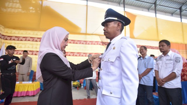 Bupati Luwu Utara Indah Putri Indriani melantik Andi Passalo sebagai PAW Kepala Desa Baebunta.