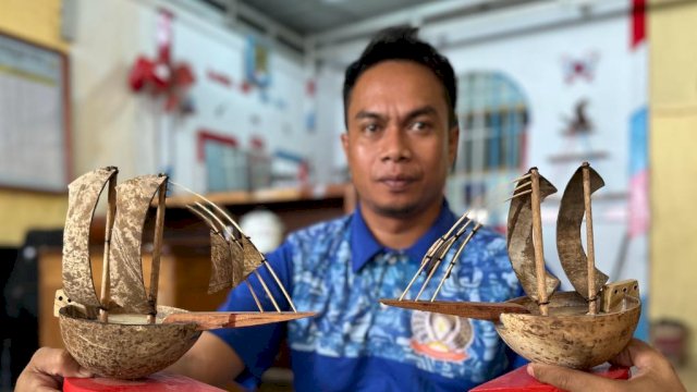 WBP Rutan Kelas IIB Selayar saat menghasilkan batok kelapa menjadi miniatur perahu Phinisi. (Dok. Humas Kanwil Kemenkumham Sulsel)