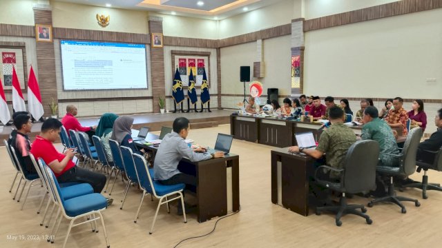 Tim Perancang Peraturan Perundangan Kanwil Kemenkumham Sulsel bersama DPRD dan Pemkab Toraja Utara saat melakukan harmonisasi untuk tiga Ranperbup Kabupaten Toraja Utara, di Aula Kanwil Kemenkumham Sulsel, kemarin.