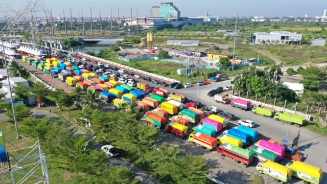 70 unit Mobil Truk berjejer rapi di kawasan CPI Kota Makassar, saat akan menyalurkan benih padi unggulan yang merupakan salah satu program prioritas Gubernur Sulsel Andi Sudirman Sulaiman, Jumat (19/05/2023). (Istimewa)