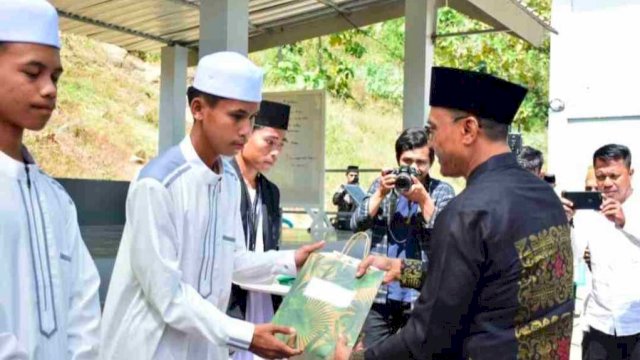 Muhammad Mutawakkil Alyaminy, saat menerima penghargaan sebagai penghafal Al-Quran 30 Juz, Sabtu (20/05/2023). (Istimewa)