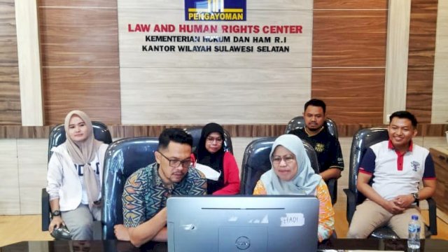 Tim Kantor Wilayah Kementerian Hukum dan HAM Sulawesi Selatan saat mengikuti Diskusi Penyempurnaan Struktur Organisasi dan Tata Kerja Badan Strategi Kebijakan Hukum dan HAM secara daring, kemarin. (Dok. Humas Kanwil Kemenkumham Sulsel)