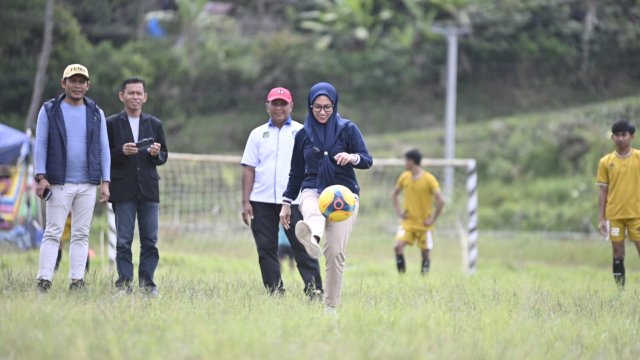 Bupati Luwu Utara Indah Putri Indriani menendang bola tanda dimulainya Turnamen Sepak Bola Rongkong Cup I.
