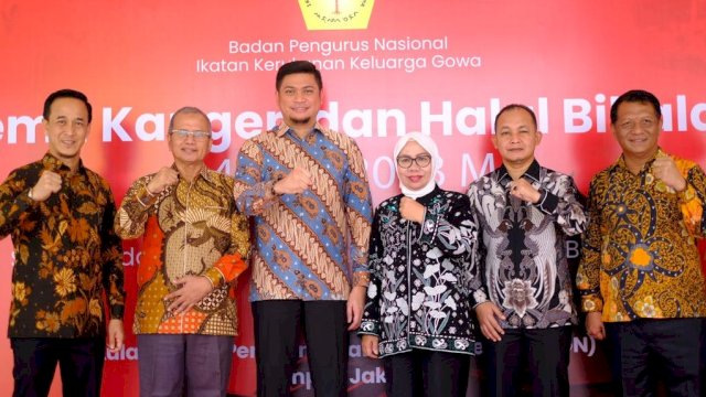 Bupati Gowa Adnan Purichta Ichsan didampingi Sekretaris Daerah Kabupaten Gowa Kamsina dan pejabat SKPD saat menghadiri Temu Kangen dan Halal bi Halal BPN IKKG, di Ruang Pertemuan IPDN, Jakarta, Minggu (20/05). (Dok. Humas Gowa)