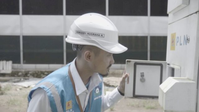 Ils petugas PLN. (Ist)