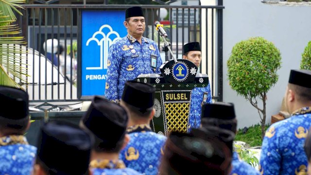 Kadivpas Kanwil Kemenkumham Sulsel Suprapto saat memimpin Upacara Hari Kebangkitan Nasional di Halaman Kanwil Kemenkumham Sulsel, Senin (22/05). (Dok. Humas Kanwil Kemenkumham Sulsel)