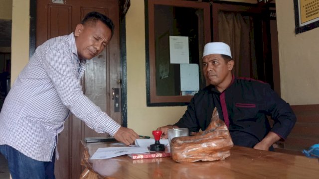 Ketua DPC PKB Muna, La Ode Arwaha Adi Saputra, bersama Kapolsek Kusambi Iptu Muhamad Nexon Ode Bio, Senin (22/05/2023). (Foto: Rustam / Republiknews.co.id)