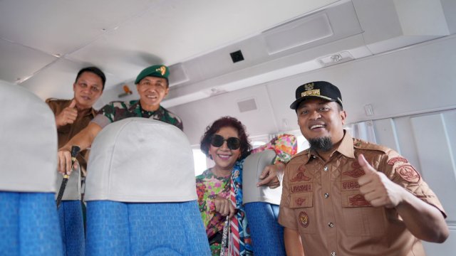 Gubernur Sulsel Andi Sudirman Sulaiman, bersama Susi Pudjiastuti saat melaunching Penerbangan Bersubsidi Perdana Susi Air dari Bandara Internasional Sultan Hasanuddin Makassar ke Bandara Andi Djemma Masamba Luwu Utara, Senin (22/05/2023). (Istimewa)