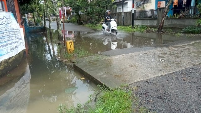 Ruas di Jalan Gunung Krakatau, Kecamatan Sinjai Utara jadi Langganan Genangan Air saat Curah Hujan Tinggi.
