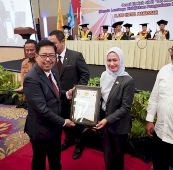 Indah Putri Indriani Terima Bata Ilyas Award dari STIE AMKOP