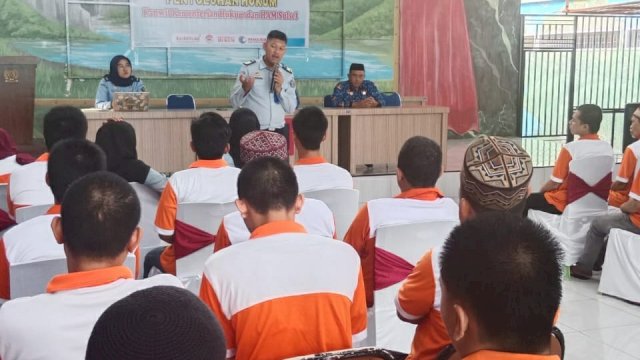 Kanwil Kemenkumham Sulsel melalui Fungsional Penyuluh Hukum Kanwil Kemenkumham Sulsel melaksanakan sosialisasi program layanan bantuan hukum gratis di Lapas Parepare dan Rutan Pinrang, kemarin. (Dok. Humas Kanwil Kemenkumham Sulsel)