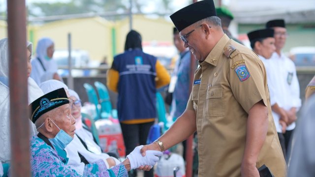Wakil Bupati Soppeng Luthfi Halide, menyalami salah satu Calon Jamaah Haji saat pelepasan, Selasa (23/05/2023). (Istimewa)
