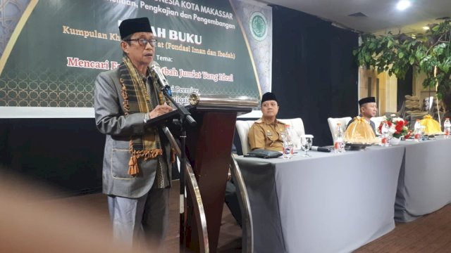 Ketua Mejelis Ulama Indonesia (MUI) Makassar Syekh AG. KH. Baharuddin saat menghadiri Bedah Buku Kumpulan Khutbah Jumat "Pondasi Iman dan Ibadah" dengan tema "Mencari Format Khutbah Jumat Yang Ideal", kemarin. (Dok. Istimewa)