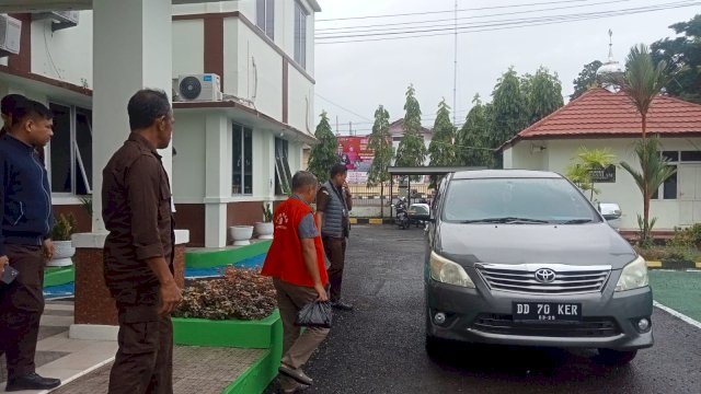 Terpidana Kasus Pembangunan Trotoar saat dibawa ke Lapas Kelas IIB Sinjai, Rabu (24/05/2023). (Istimewa)