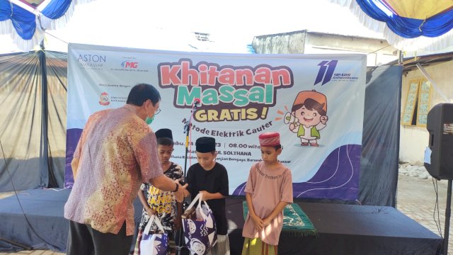 Khitanan Massal Gratis yang digelar manajemen Aston Makassar dalam rangka HUT ke-11 tahun yang berlangsung di Masjid Nurul Solthana, Jalan Perjanjian Bongaya, Kecamatan Barombong, Rabu (24/05/2023).