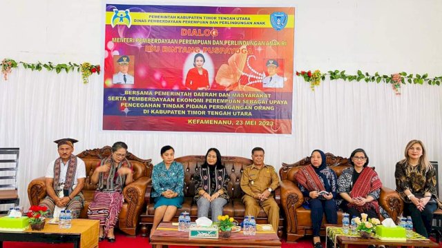 Ket : Menteri PPPA saat melakukan dialog dengan para perangkat daerah di Kabupaten TTU, tokoh agama, tokoh masyarakat, tokoh adat, LSM, di Rumah Jabatan Bupati Timor Tengah Utara. (Foto.ist)
