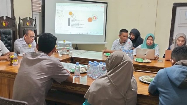 Ket : Sekretaris tim seleksi (Timsel) anggota Bawaslu Kabupaten/Kota Zona Sultra, Ihwan, sosialisasi pendaftaran bakal calon anggota Bawaslu di Wakatobi (Istimewa)