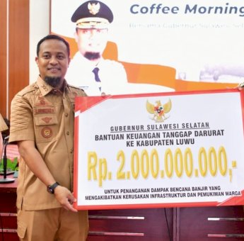Gubernur Andi Sudirman Serahkan Bantuan Rp 2 Miliar untuk Tanggap Darurat Banjir di Luwu
