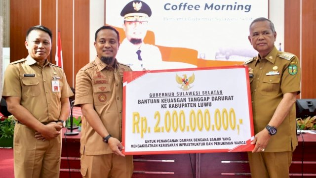 Gubernur Andi Sudirman Serahkan Bantuan Rp 2 Miliar untuk Tanggap Darurat Banjir di Luwu