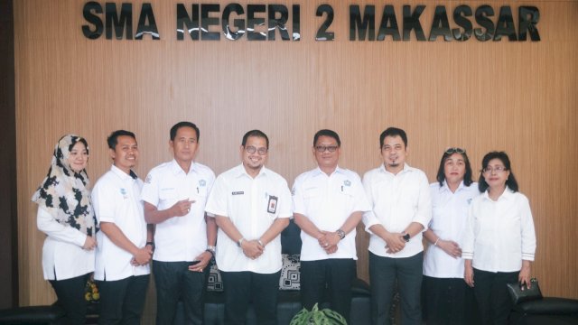 Kepala Dinas Dukcapil Sulsel Iqbal Suhaeb, saat mengunjungi SMA Negeri 2 Makassar, Rabu (24/05/2023). (Istimewa)