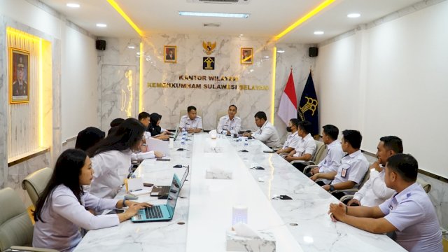 Tim Kanwil Kemenkumham Sulsel saat menerima Tim Monev Aplikasi P2MA di Aula Kanwil Kemenkumham Sulsel, Kamis (25/05). (Dok. Humas Kanwil Kemenkumham Sulsel)