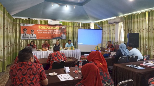 Kepala Bapenda Kabupaten Gowa Indra Wahyudin Yusuf (kedua kiri) saat hadir pada Sosialisasi Kebijakan Daerah dan Retribusi Daerah, di Resto Dewi Sri, Jalan Malino, Kamis (25/05). (Dok. Chaerani/Republiknews.co.id)