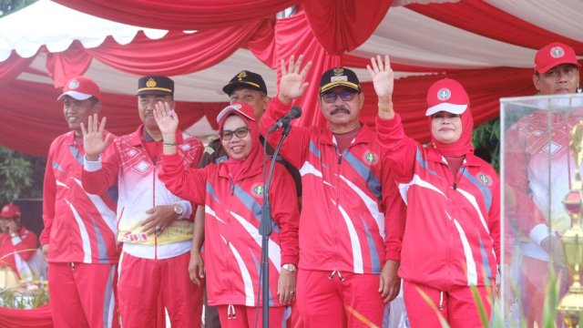 Wakil Bupati Gowa Abd Rauf Malaganni didampingi Wakil Ketua TP PKK Kabupaten Gowa Musaddiyah Rauf dan Sekretaris Daerah Kabupaten Gowa Kamsina saat menghadiri Pembukaan Porseni PGRI, di Lapangan Sepak Bola Limbung, Kecamatan Bajeng, kemarin. (Dok. Humas Gowa)