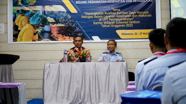 Kepala Divisi Pemasyarakatan Kanwil Kemenkumham Sulsel Suprapto saat memberikan sambutan pada pembukaan Bimbingan Teknis Pemasyarakatan Bidang perawatan, Kesehatan dan Rehabilitasi, di hotel Raising Makassar, kemarin. (Dok. Humas Kanwil Kemenkumham Sulsel)