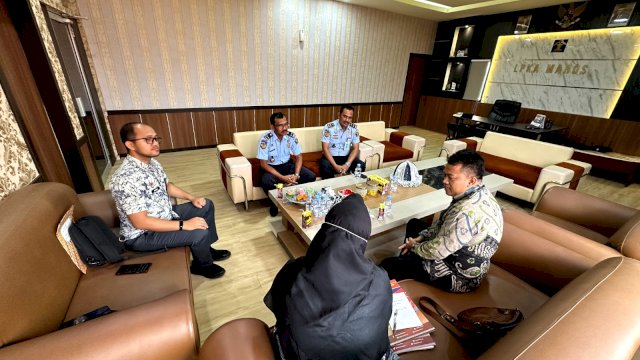 Tim Biro Hukerma Setjen Kemenkumham bersama Tim Kanwil Kemenkumham Sulsel saat melakukan monitoring pelaksanaan pengelolaan publikasi kerjasama di LPKA Kelas II Maros, kemarin. (Dok. Humas Kanwil Kemenkumham Sulsel)