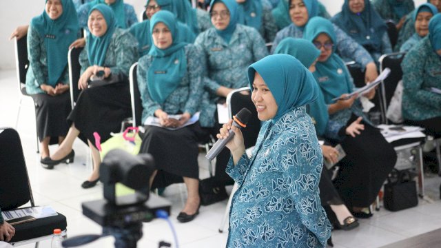 Salah satu kelurahan di Kecamatan Somba Opu saat memaparkan program pokok PKK di sela-sela Rapat Koordinasi Tim Penggerak PKK Kabupaten Gowa, di Gedung PKK Kabupaten Gowa, kemarin. (Dok. Humas Gowa)