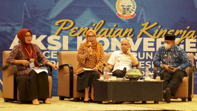 Sekretaris Daerah Kabupaten Gowa Kamsina saat melakukan pemaparan pada Penilaian Kinerja Konvergensi Percepatan Penurunan Stunting Provinsi Sulawesi Selatan,&nbsp;di Ballroom Maxone Hotel Makassar, kemarin. (Dok. Humas Gowa)