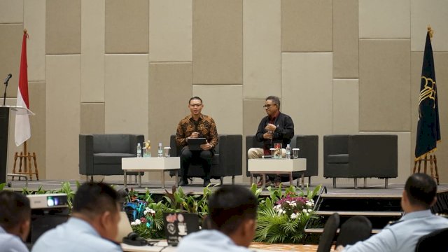 Asisten Deputi Perumusan Kebijakan Akuntabilitas Aparatur dan Pengawasan, Kamaruddin saat memberikan Penguatan Pemantapan Kesiapan Pembangunan Zona Integritas (ZI) menuju WBK dan WBBM di jajaran Kanwil Kemenkumham, di Hotel Grand Mercure Kemayoran, Jakarta Pusat, kemarin. (Dok. Humas Kanwil Kemenkumham Sulsel)