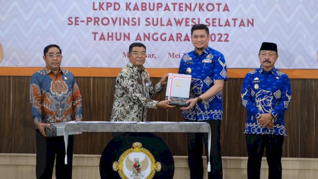 Bupati Gowa Adnan Purichta Ichsan didampingi Wakilnya Abd Rauf Malaganni dan Ketua DPRD Kabupaten Gowa Rafiuddin saat menerima berkas LKPD 2022 yang berhasil menerima WTP ke-11 kalinya dari Kepala BPK RI Sulsel Amin Adab Bangun pada Serah Terima Laporan Hasil Pemeriksaan LKPD Kabupaten/Kota se-Provinsi Sulawesi Selatan Tahun Anggaran 2022, di Kantor BPK Sulsel, Jumat (26/05). (Dok. Humas Gowa)