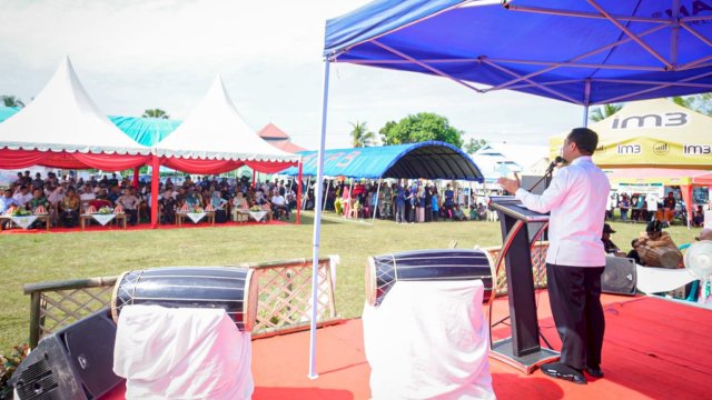 Gubernur Sulsel Andi Sudirman Sulaiman, memberikan sambutan saat 'Pesta Rakyat Adat Lammang' di Desa Lantang, Takalar, Jum'at (26/05/2023). (Istimewa)