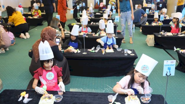Anak-anak dari berbagai sekolah di Makassar terlihat seru dan antusias mengikuti Little Chef Cake Decorating Class, di Aston Makassar. Kegiatan ini digelar manajemen Aston Makassar dalam rangka memperingati HUT ke-11 tahun. (Dok. Aston Makassar)