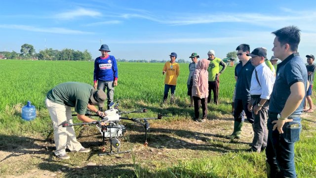 Pembinaan yang dilakukan Taiwan ICDF bersama CoE Fakultas Pertanian Unhas kepada kelompok tani salah satunya dengan memperkenalkan metode pertanian yang dapat menggunakan teknologi. Salah satunya dengan memperkenalkan penggunaan drone untuk penyemprotan lahan. (Dok. Taiwan ICDF)
