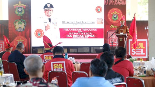 Bupati Gowa Adnan Purichta Ichsan saat menghadiri Pelantikan Pengurus dan Rapat Kerja IKA Unhas Kabupaten Gowa Periode 2022-2026, di Pelataran Fakultas Teknik, Unhas, Kecamatan Bontomarannu, kemarin. (Dok. Humas Gowa)