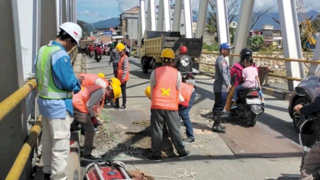 Jembatan Masamba saat ini kembali dilakukan pembenahan oleh Balai Jalan dan Jembatan. 